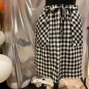 Cute black and white plaid skirt!